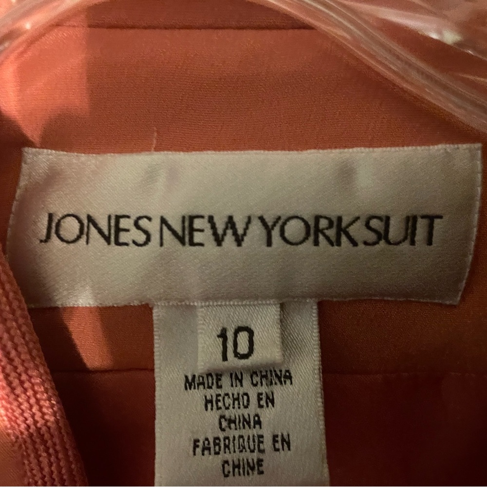 Women’s suit, skirt / jacket.